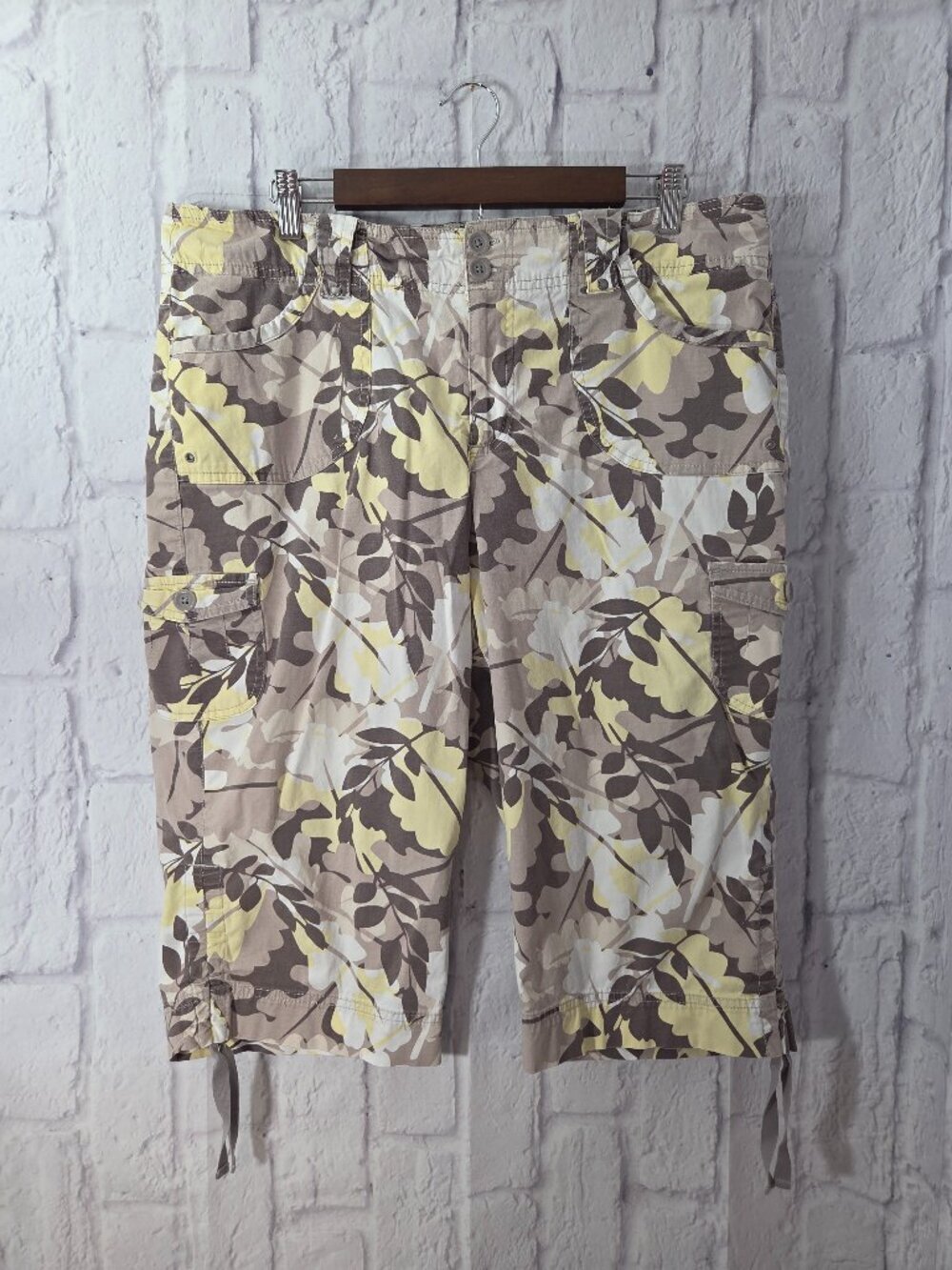 Gloria Vanderbilt Size 16 Tan Yellow Floral Ruched Cargo Utility Capri Pants
